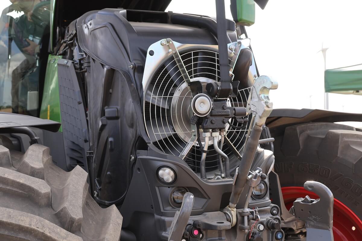 Dettaglio del nuovo Fendt 832 Vario Gen5 con motore Core80, radiatore, ventola reversibile e sistema autopulente del filtro aria